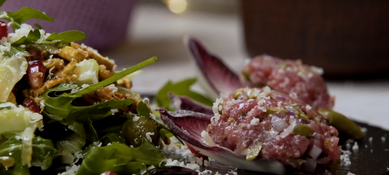 Salad with veal tartare and arugula