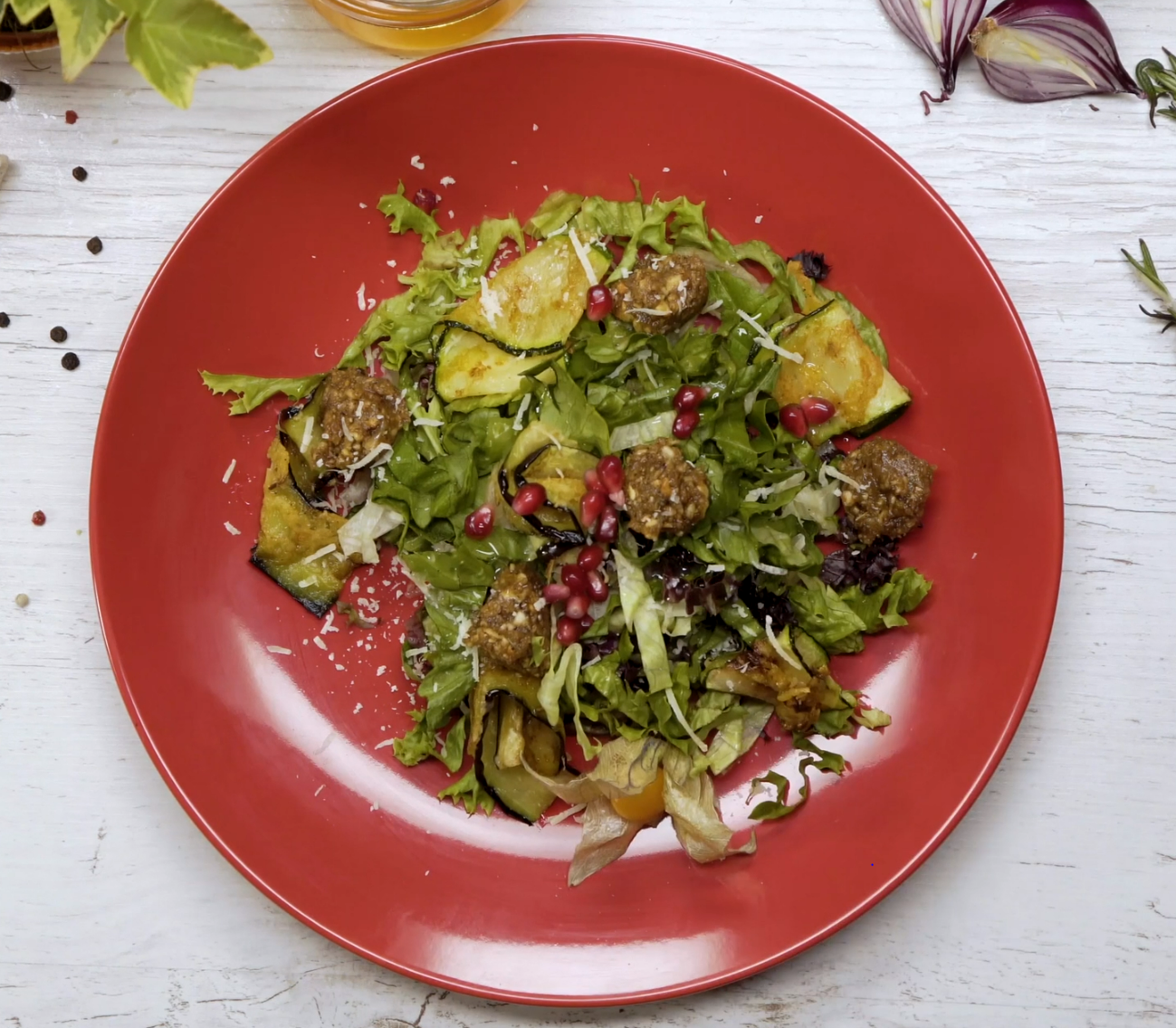 Salad with walnut paste and vegetables